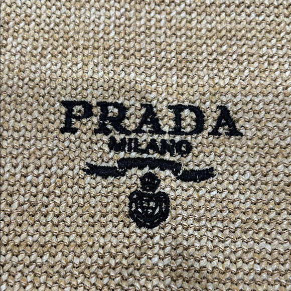 Prada - Picture 4 of 5